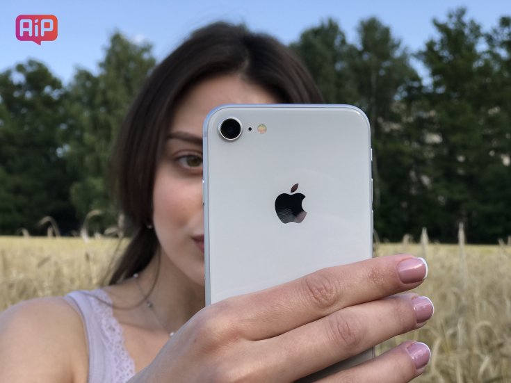 iPhone 8 в руках девушки