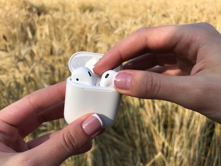 Airpods 2 с зарядным футляром. Аирподсы 2 поколения. AIRPODS 1 поколение. AIRPODS 1 И 2. AIRPODS 2 1 поколения.