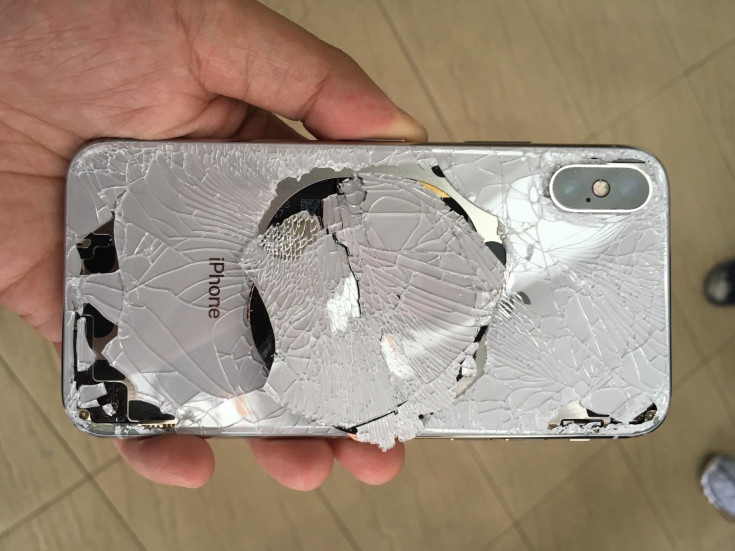 сломанный айфон