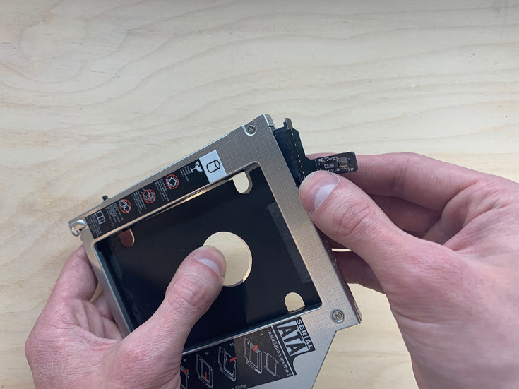 Вставляем разъем CD-привода MacBook Pro в салазки OptiBay
