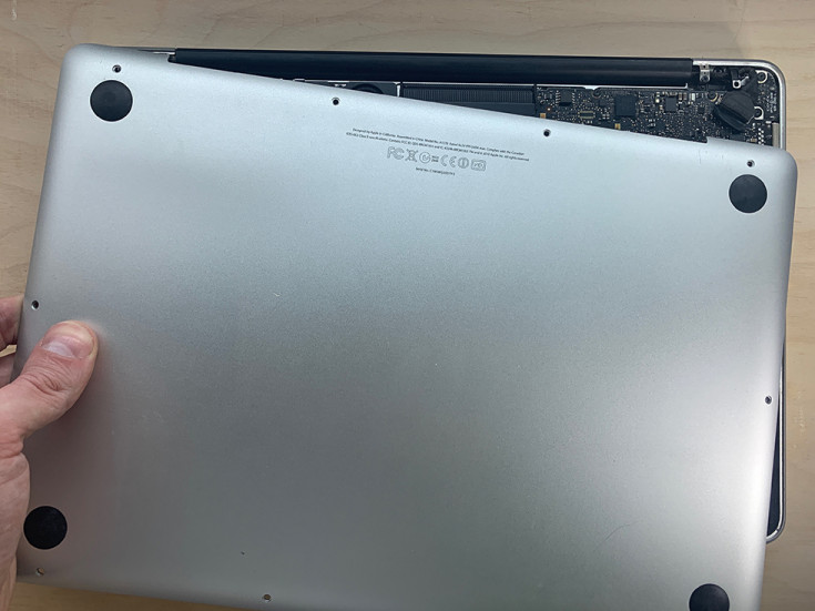 Закрываем крышку MacBook Pro