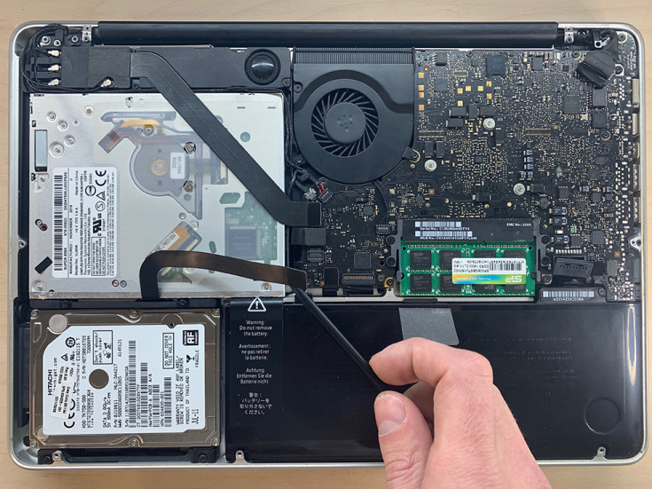 Отключение шлейфа жесткого диска на MacBook Pro