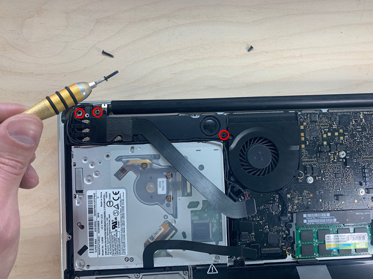 Откручиваем винты динамика и Bluetooth-модуля на MacBook Pro