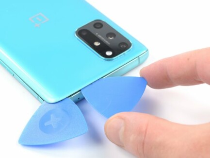 Вставьте четвертый инструмент для вскрытия под правый верхний угол смартфона OnePlus 8T